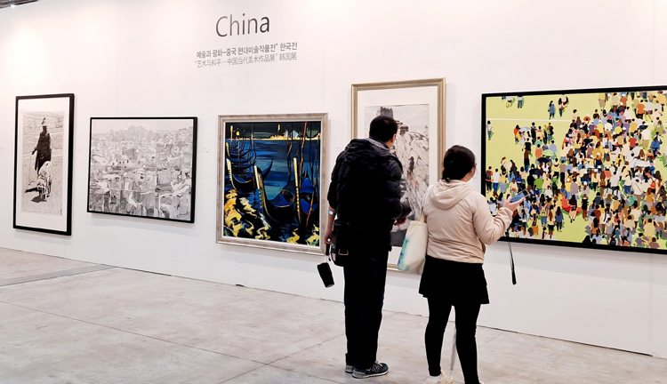 2.当地观众欣赏展览.jpg 2.当地观众欣赏展览.jpg