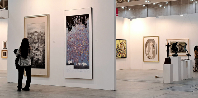 3.当地观众欣赏展览.jpg 3.当地观众欣赏展览.jpg