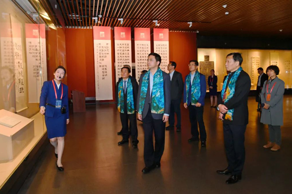 领导嘉宾观看展览