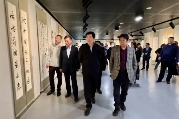 李屹书记参观“上海•青海书法交流展”