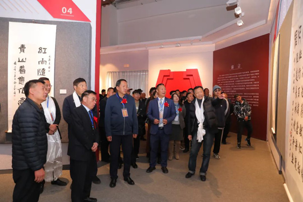 领导嘉宾观看展览