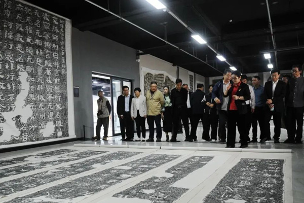 中国书协一行考察汉魏石刻