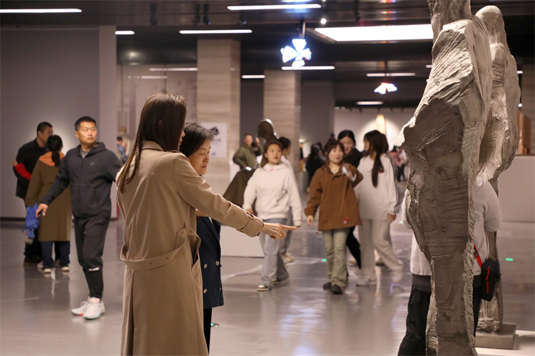 8.展览现场.jpg 8.展览现场.jpg